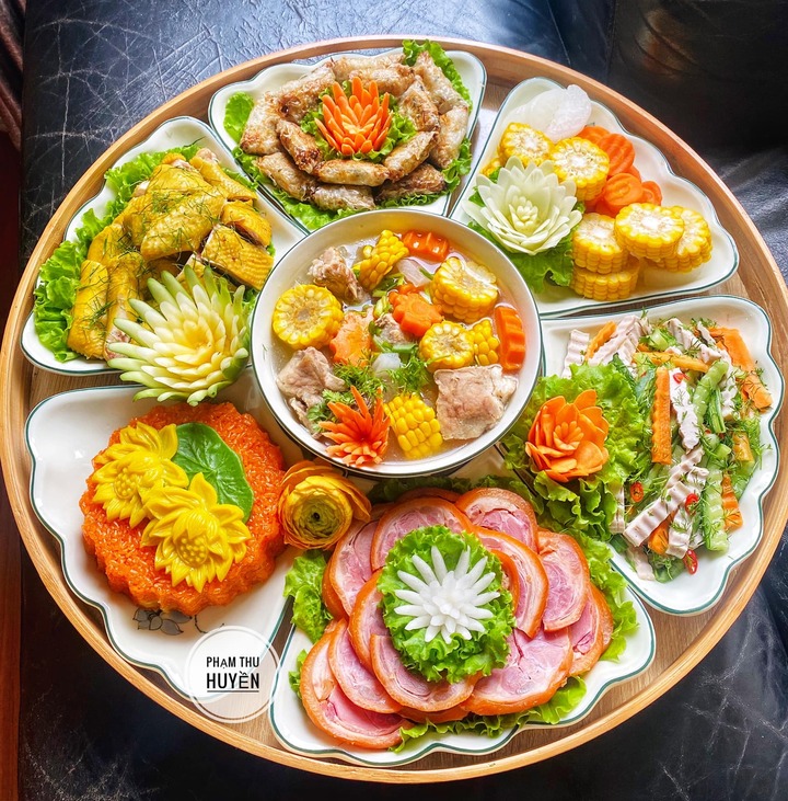 ប្រគេនចង្ហាន់សម្រាប់ថ្ងៃ ១៥ កើត ខែ ៨ តាមច័ន្ទគតិ។ (រូបថត៖ Pham Thu Huyen)