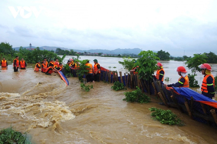 Cán bộ, chiến sĩ Công an tỉnh và Quân đội cùng nhau vận chuyển vật dụng phòng chống lụt bão, đất cát, dầm mình trong nước để đóng cọc tre và đắp bao đất. Các lực lượng đã sử dụng cả hàng rào B40 và bạt để tạo thành vách ngăn, cách ly dòng nước, không cho tràn sâu vào khu dân cư.