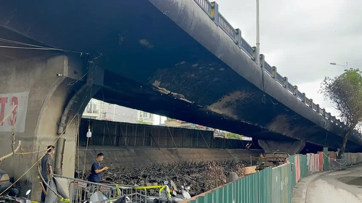 Gầm cầu Vĩnh Tuy sau vụ cháy.