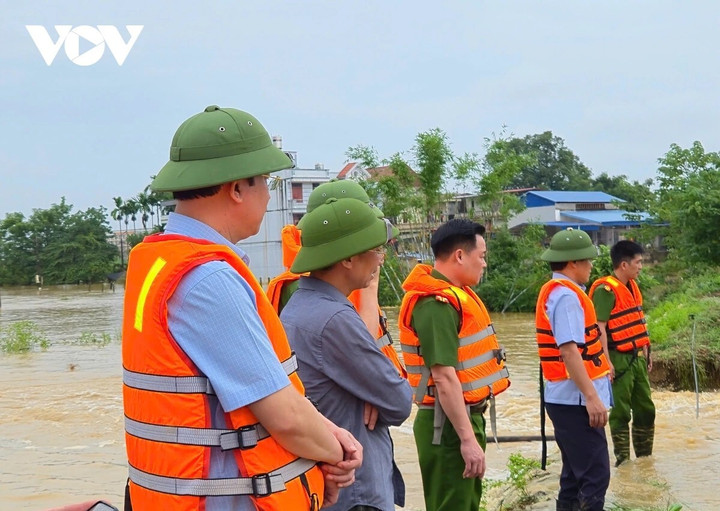 Đến sáng 1/10/2025, mực nước trên các sông tại địa bàn có xu hướng giảm dần. Tuy nhiên, chính quyền địa phương và các lực lượng chức năng vẫn tiếp tục ứng trực, theo dõi chặt chẽ tình hình để chủ động các biện pháp ứng phó cần thiết.