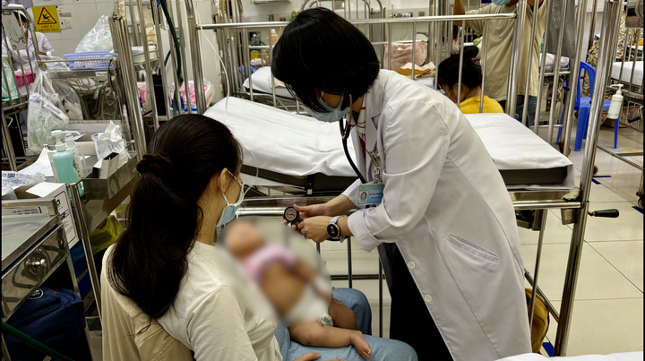 Trẻ mắc hô hấp ở TP.HCM liên tục tăng, cảnh báo nguy cơ chuyển nặng