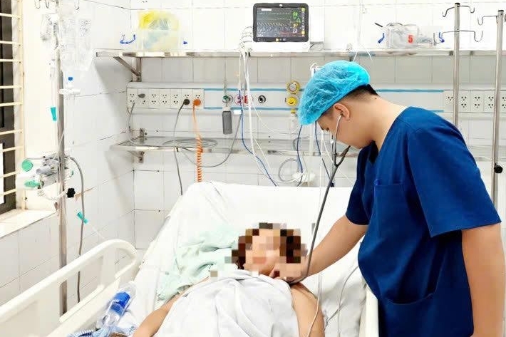 Bác sĩ kiểm tra sức khoẻ cho người bệnh.