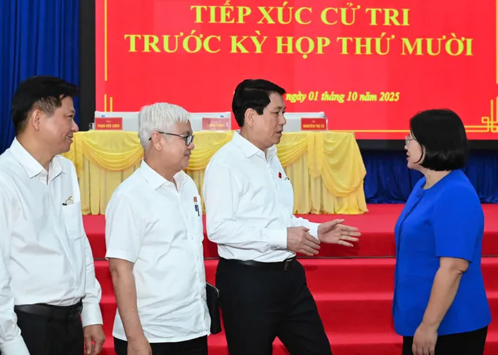 Chủ tịch nước Lương Cường trao đổi cùng Phó Bí thư Thành ủy TP.HCM Văn Thị Bạch Tuyết tại buổi tiếp xúc cử tri. (Ảnh: Việt Dũng)