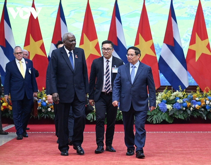 Chủ tịch Quốc hội Esteban Lazo bày tỏ vui mừng dẫn đầu đoàn Đại biểu cấp cao Đảng, Nhà nước Cuba trở lại thăm Việt Nam và gặp lại Thủ tướng Phạm Minh Chính.