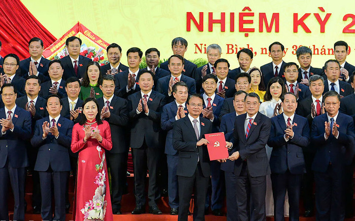 Ủy viên Bộ Chính trị, Bí thư Trung ương Đảng, Trưởng Ban Tổ chức Trung ương Lê Minh Hưng trao Quyết định của Bộ Chính trị chỉ định ông Đặng Xuân Phong làm Bí thư Tỉnh ủy Ninh Bình. (Ảnh: Báo Ninh Bình).