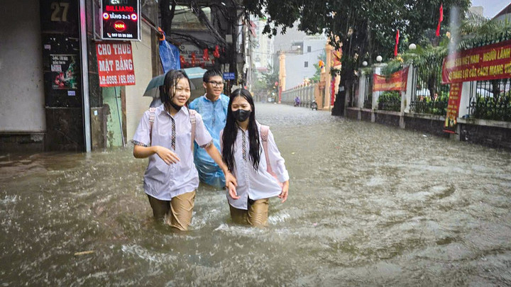 Nhiều học sinh phải lội nước đi học (Ảnh: Tiền Phong)