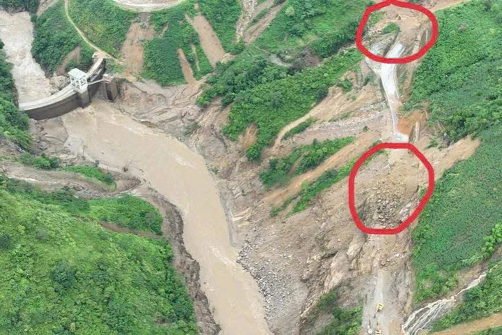 Hai điểm sạt lở trên quốc lộ 279. (Ảnh: Công an xã Văn Bàn)