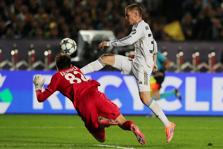 Mastantuono đọc tình huống và xử lý tinh quái. (Ảnh: Reuters)