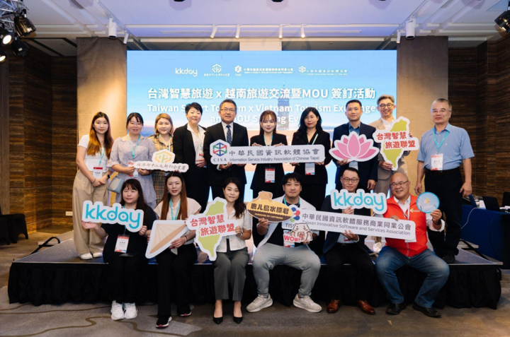 Ông Lưu Thế Trung (thứ 5 từ trái sang), đại diện KKday, SeA Travel và Mustgo cùng Các doanh nghiệp thuộc Liên minh Du lịch Thông minh Đài Loan (Trung Quốc). (Ảnh: KKday)