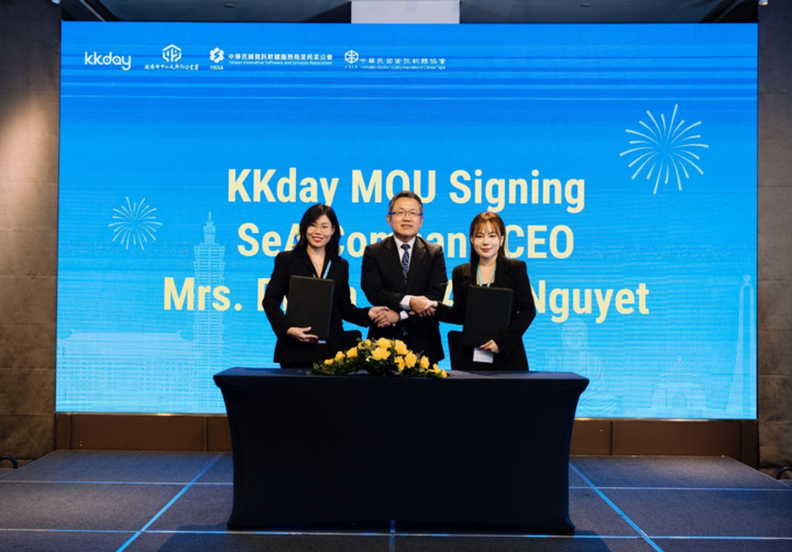 Đại diện SeA Travel và KKday ký kết Biên bản Ghi nhớ. (Ảnh: KKday)