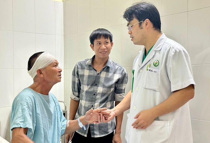 Sau khi nhập viện, ông T.Đ.T được bác sĩ tiểu phẫu khâu vết thương.