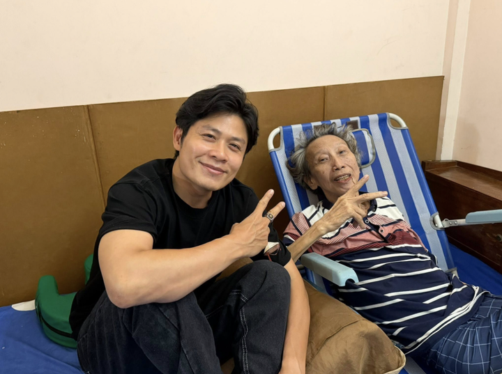 Nhạc sĩ Nguyễn Văn Chung đến thăm nhạc sĩ, NSND Thế Hiển tại nhà riêng hôm 25/9. (Ảnh: FBNV)