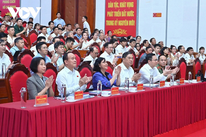 Lãnh đạo thành phố Hà Nội và các đại biểu dự hội nghị.