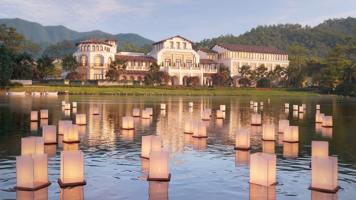 Bức tranh cảnh quan sống động đã tôn vinh vẻ đẹp vượt thời gian của kiến trúc Phục hưng Tây Ban Nha giữa thung lũng nguyên bản phía Bắc Việt Nam.