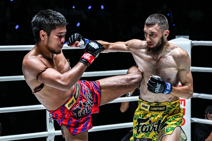 Antar Kacem (bên phải) đánh bại Muangthai đầy thuyết phục nhưng lại gây tranh cãi vì hành xử bất lịch sự.
