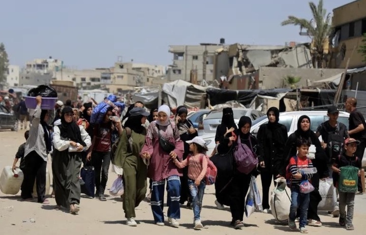 Người dân Palestine di tản sau khi quân đội Israel ban hành lệnh di dời trước đó. (Ảnh: Reuters)