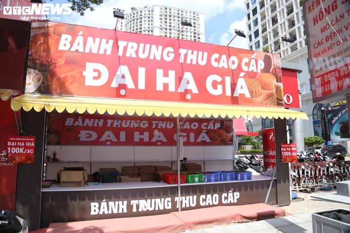 Một quầy bánh trung thu treo biển 