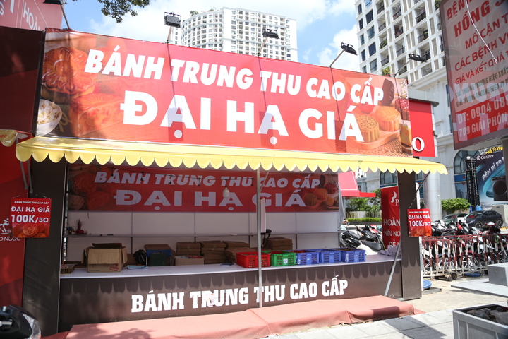 Sát Tết Trung Thu, quầy bánh treo biển đại hạ giá 100.000 đồng/3 chiếc