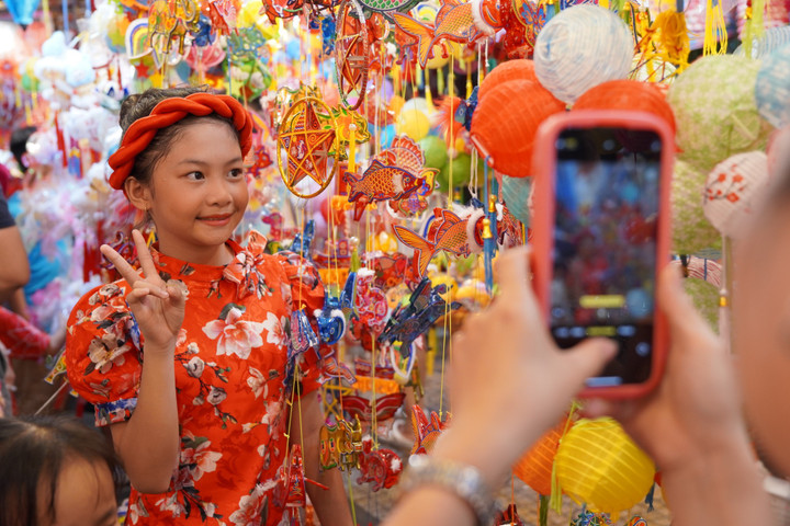 Phố lồng đèn Lương Nhữ Học rực sáng ánh đèn, thu hút đông đảo người dân và du khách đến tham quan. (Ảnh: Tuổi trẻ TP.HCM)