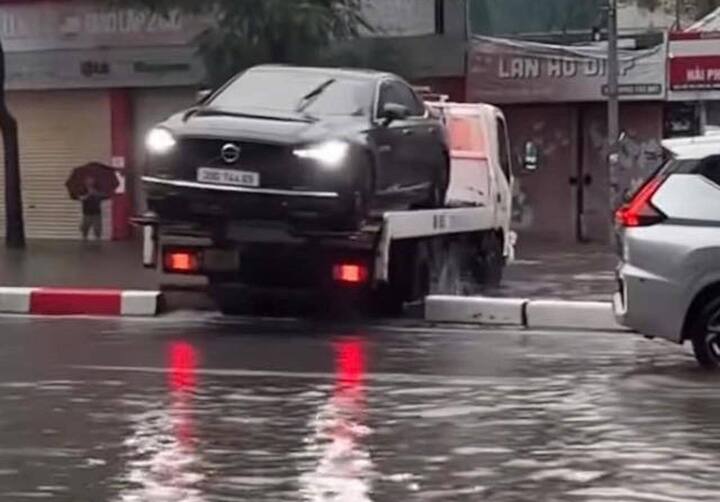 Xe cứu hộ leo qua dải phân cách trên phố Láng Hạ.