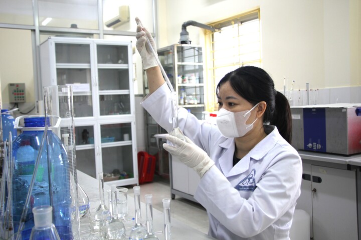 Cán bộ Trung tâm kiểm nghiệm thuốc, mỹ phẩm, thực phẩm Lạng Sơn đang tiến hành pha mẫu trong bình định mức trước khi phân tích.