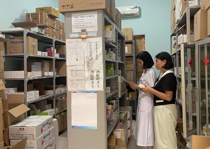 Đoàn lấy mẫu, giám sát kiểm tra chất lượng của Trung tâm Kiểm nghiệm thuốc, mỹ phẩm, thực phẩm tỉnh Lạng Sơn, lấy mẫu tại khoa dược ở cơ sở công lập trên địa bàn tỉnh.
