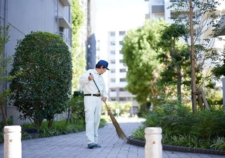 Koichi Matsubara dọn dẹp khu vực công cộng và làm công việc bảo trì cơ bản tại một khu chung cư ở Tokyo. (Ảnh: Handout)