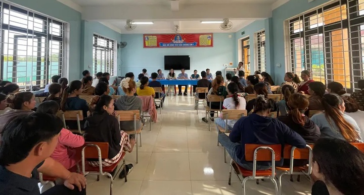 Lãnh đạo Sở GD&ĐT, chính quyền xã Kim Ngân, Ban giám hiệu nhà trường PTDT bán trú Tiểu học Kim Ngân làm việc với phụ huynh. (Ảnh: B.T)