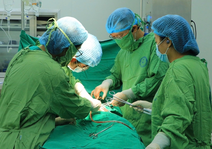 Bác sĩ phẫu thuật cho sản phụ mắc ung thư.