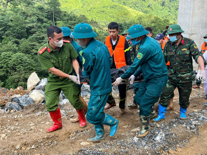 Lực lượng chức năng tỉnh Cao Bằng đã tìm thấy 3 thi thể bị mất tích sau vụ lũ quét qua nhà điều hành dự án cao tốc. (Ảnh: CACC)