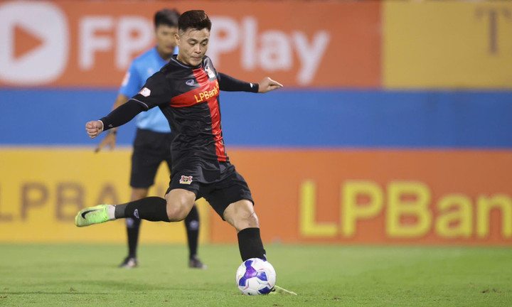 Đức Chiến ghi bàn từ chấm phạt đền.