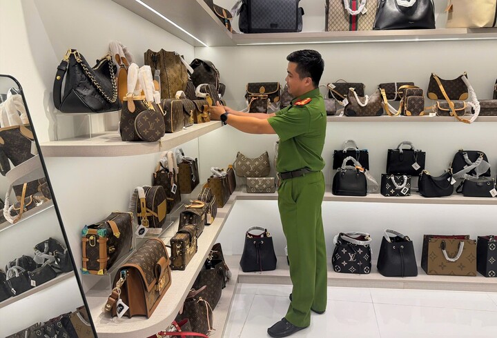 Hơn 1.000 sản phẩm nghi giả mạo các thương hiệu nổi tiếng. (Ảnh: C.A)