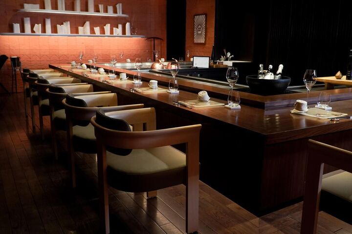 Mỗi phòng của nhà hàng Hibana by Koki đều có quầy rượu sake chuẩn mực truyền thống và bàn Teppanyaki của bếp trưởng.