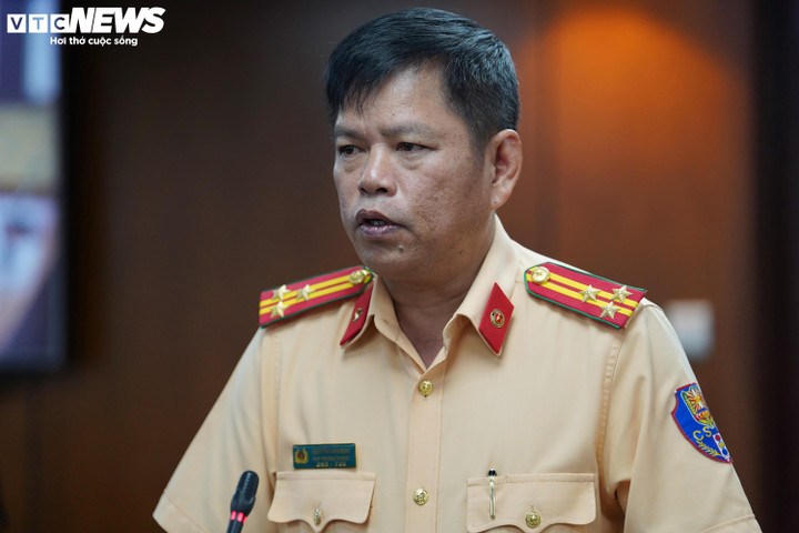 Thượng tá Nguyễn Văn Bình, Phó Trưởng phòng Cảnh sát giao thông (PC08, Công an TP.HCM) thông tin tại họp báo. (Ảnh: Lương Ý)