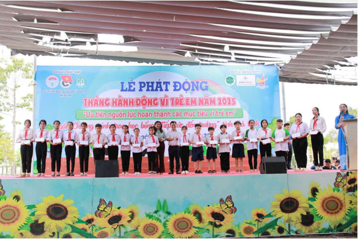 Ông Ngô Văn Sỹ - Giám đốc Công ty - trao học bổng “Tiếp sức đến trường” cho học sinh nghèo vượt khó tại Lễ phát động Tháng hành động vì trẻ em năm 2025.