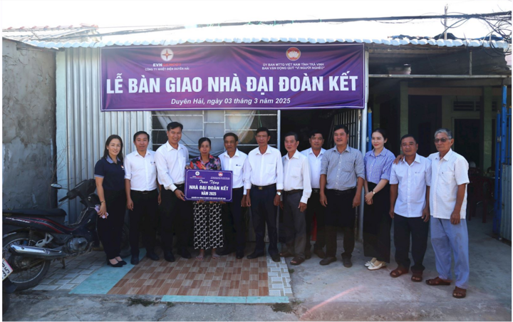 Trao tặng nhà Đại đoàn kết cho gia đình có hoàn cảnh khó khăn tại phường Duyên Hải.