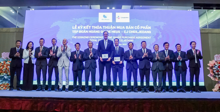 Các đại biểu chụp ảnh lưu niệm sau Lễ ký kết.