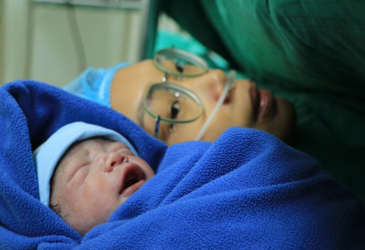 Bé trai chào đời an toàn, nặng 2,3 kg.
