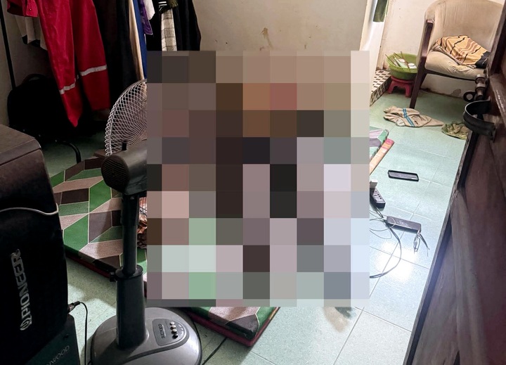 Hiện trường thi thể người đàn ông đang phân hủy trong ngôi nhà. (Ảnh: SOS115)