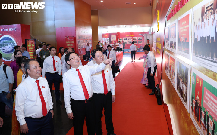 Triển lãm ảnh chuyên đề “Dấu ấn nhiệm kỳ 2020-2025” đã thu hút sự quan tâm của đông đảo đại biểu và Nhân dân.