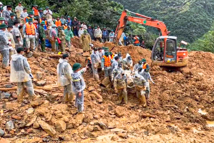 Thi thể nạn nhân đầu tiên trong vụ sạt lở đất tại xã Lũng Cú vừa được tìm thấy. (Ảnh: Công an tỉnh Tuyên Quang)