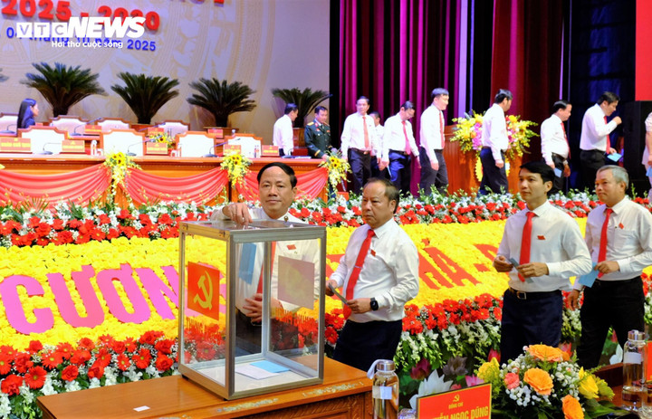 Ông Phạm Anh Tuấn, Phó Bí thư Tỉnh ủy, Chủ tịch UBND tỉnh Gia Lai cùng đoàn đại biểu quyên góp ủng hộ đồng bào bị bão lũ.