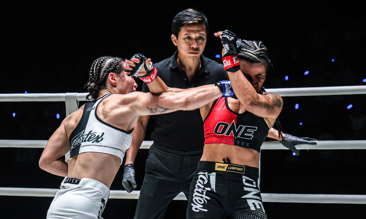 Kim Tran (bên trái) lần đầu tiên thắng knock out.
