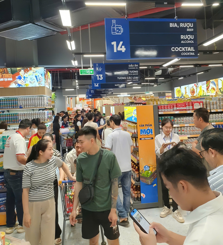 Không gian mua sắm hiện đại của Co.opmart Vũ Yên thu hút sự quan tâm của khách hàng.