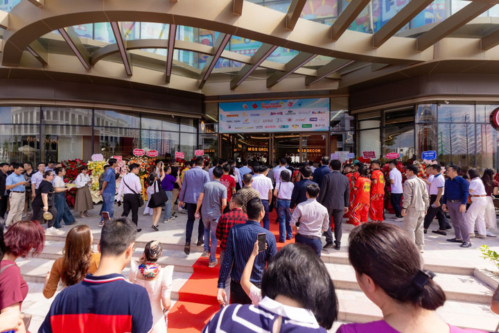 Không khí tấp nập tại trung tâm thương mại nơi Co.opmart Pro tọa lạc trong những ngày đầu khai trương.