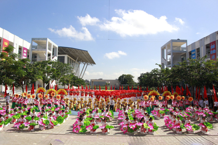 Một số tiết mục văn nghệ với chủ đề “Mỹ Đức vững bước đi lên”.