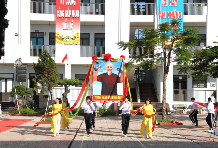 Đội nghi thức rước ảnh Bác Hồ qua khán đài.