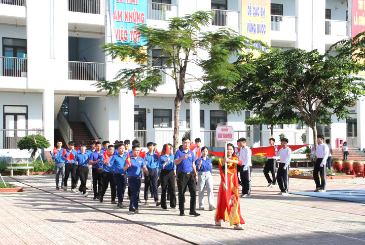 Khối Đoàn thanh niên diễu hành qua lễ đài.