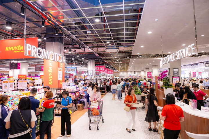 Đại siêu thị AEON ngay trong trung tâm thương mại.