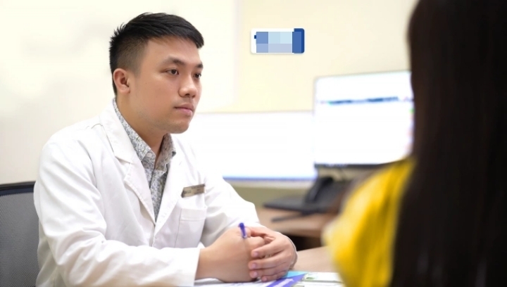 Bác sĩ Dương khám và tư vấn tâm lý cho một nhân viên công sở. (Ảnh minh họa: BVCC)